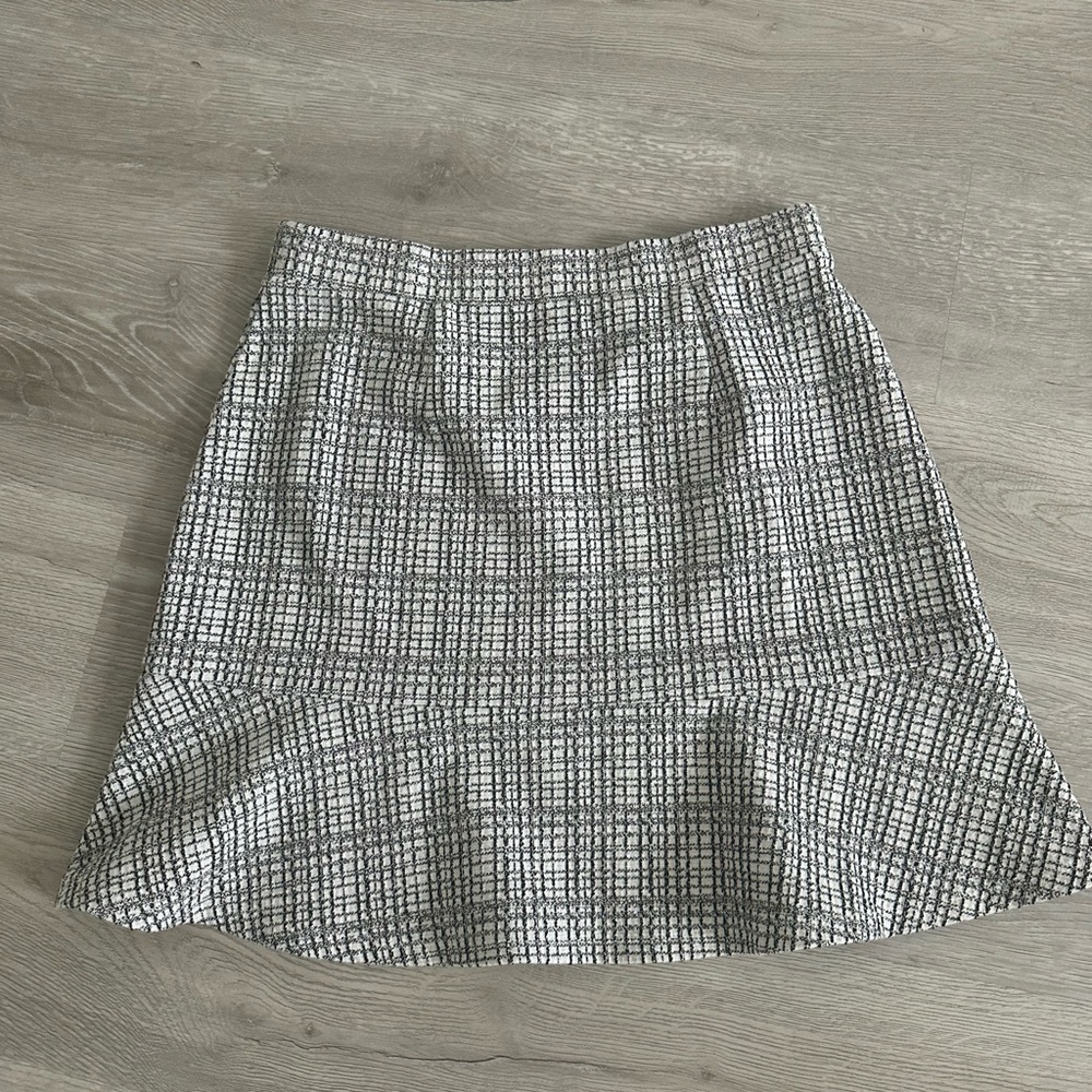LOFT skirt in size medium. Color is white and black.
